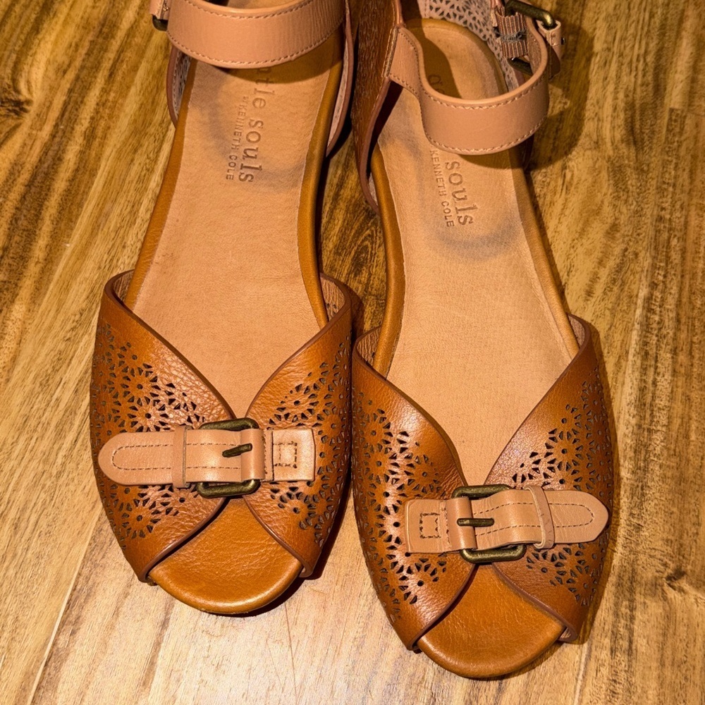 Gentle Souls Kenneth Cole women’s 9 sandals shoes Tan brown cutout flat buckle - Picture 3 of 8
